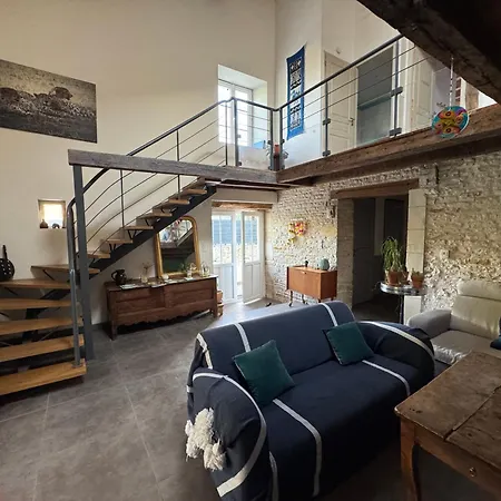 Marais Inn, Maison Typique Avec Piscine Et Jardin Arbore, 10 Kms Niort Sansais